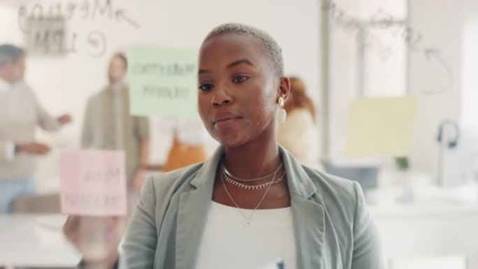 黑人妇女，便签和在玻璃墙上写字，用于领导会议，创意设计师计划和经理营销创新。非洲妇女，领导者和任务分