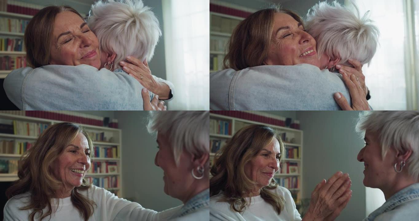 快乐的高级祖母和孙女的电影镜头在一起玩得开心，并在家里的客厅里拥抱。概念: 生活，祖父母，世代，爱，