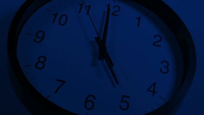 黑暗特写中的钟面分秒针时间素材消失的时光