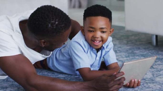 非裔美国人父子一起使用数字平板电脑