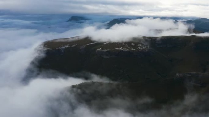 南非夸祖鲁-纳塔尔省壮观的德拉肯斯堡山脉中云的鸟瞰图