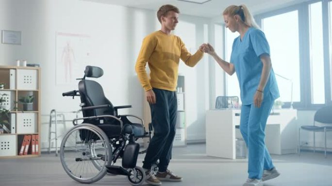 医院物理治疗: 受伤的坚定年轻人成功地从轮椅上站起来，并在康复理疗师的帮助下行走。意志力，勇气，坚强