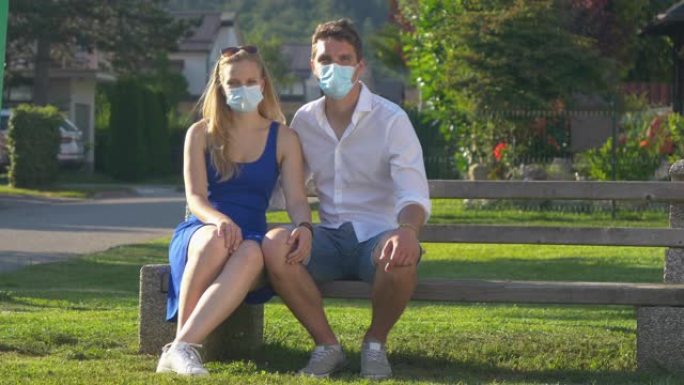 肖像年轻夫妇在新型冠状病毒肺炎大流行期间在公园享受一天。