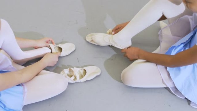 两名芭蕾舞演员穿上鞋子