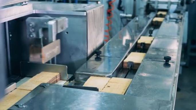 工厂机械正在分批搬迁华夫饼棒。华夫饼生产线。