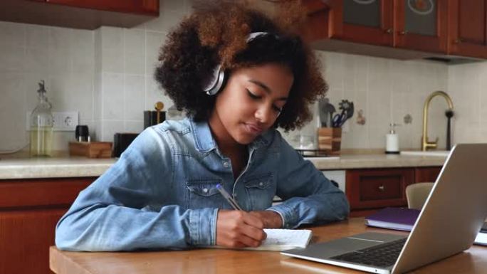 非洲少女在家使用现代技术电子学习