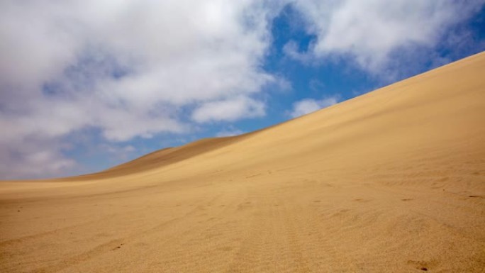 非洲纳米比亚阳光明媚的沙丘上的WS时间流逝云层和阴影