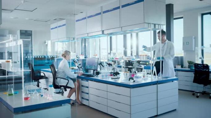 医学实验室与不同团队的专业科学家开发药物，女性生物化学家在计算机显示器上工作，显示基因编辑界面。高科