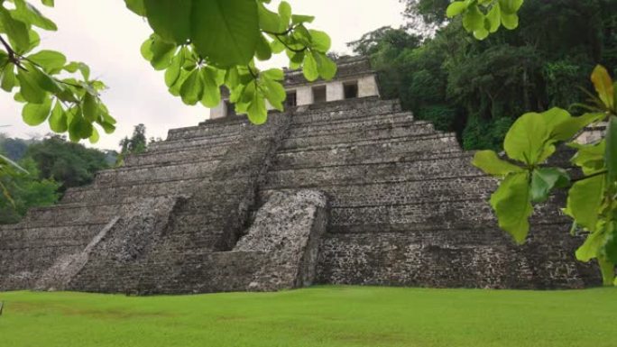 玛雅人在墨西哥的帕伦克遗址。相机从古老的玛雅金字塔中的树的阴影中平移。墨西哥恰帕斯州帕伦克