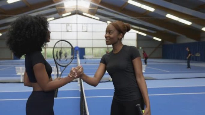 非洲女子网球运动员在室内运动场比赛后