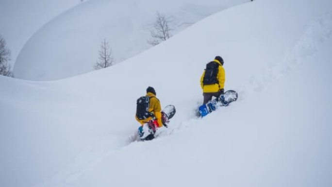 滑雪者在山上的深雪中攀登