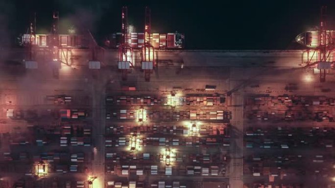 带集装箱船的繁忙工业港口的T/L鸟瞰图，黄昏到夜晚的过渡