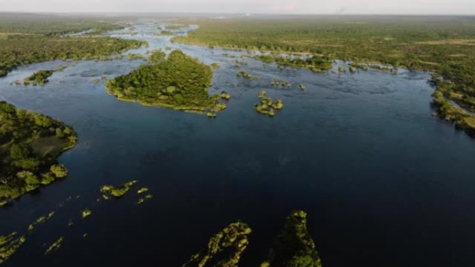巨大的赞比西河流向联合国教科文组织世界遗产维多利亚瀑布的高鸟瞰图