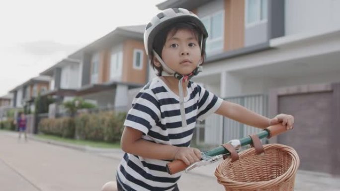 男孩倾向于在路上骑自行车。