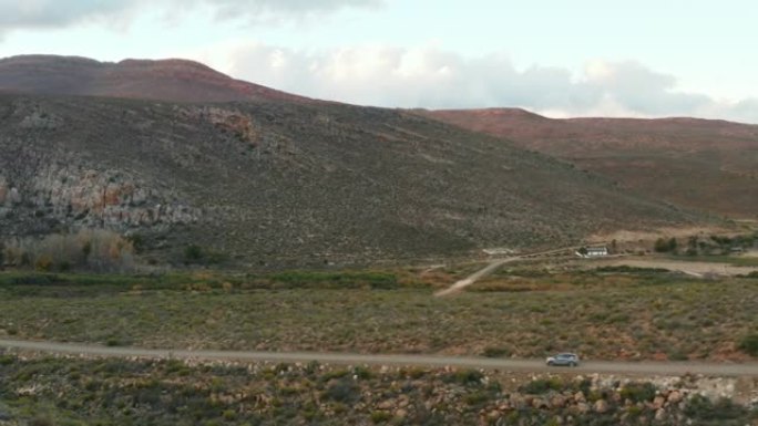 汽车通过山区公路的镜头