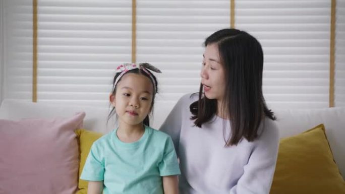 妈妈和小阿尔法一代孩子在家医疗保健现场谈话。