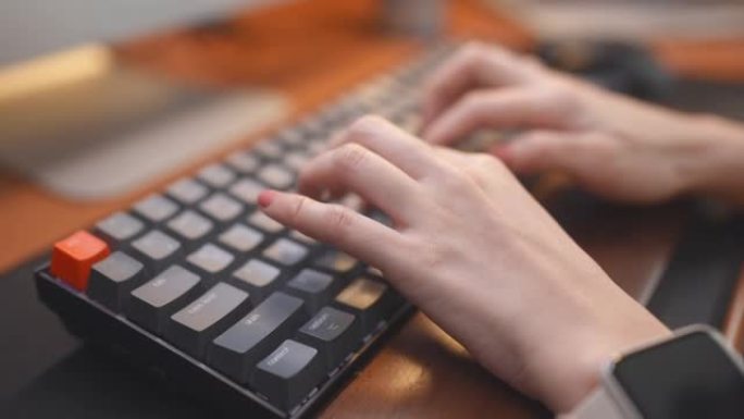 慢动作特写女人手打字键盘