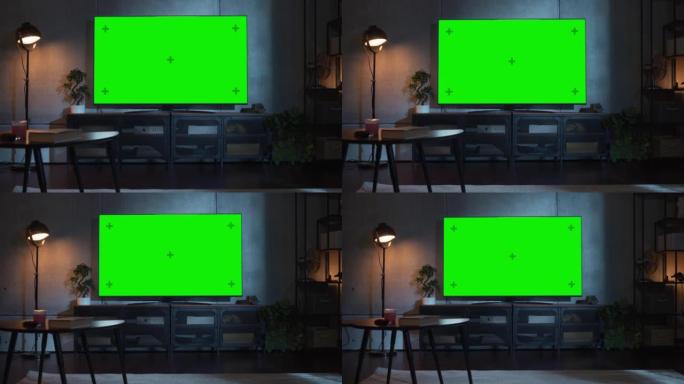 用水平绿屏模型缩小电视镜头。家里的晚上客厅，显示器上有色度键占位符。没有人