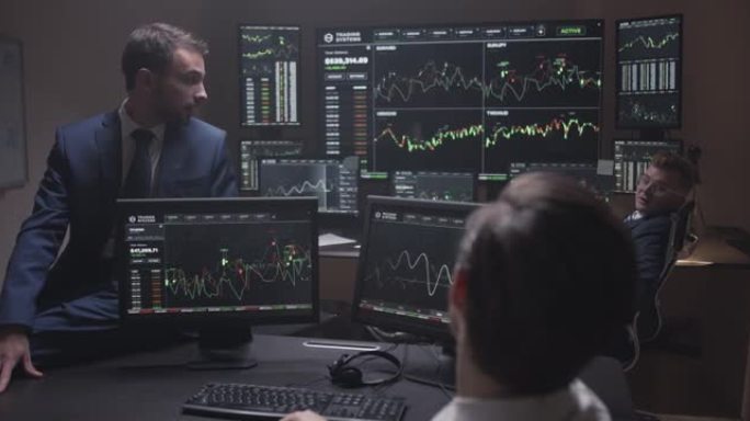 投资公司的交易员显示屏股市k线图