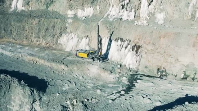 采石场用钻机从上方拍摄