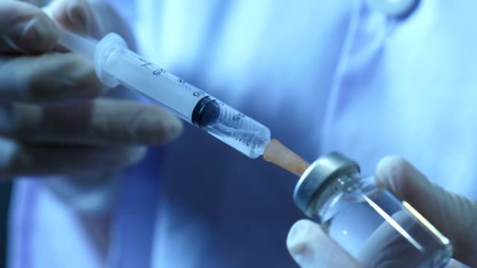 无菌注射器针吸出冠状病毒的潜在疫苗特写