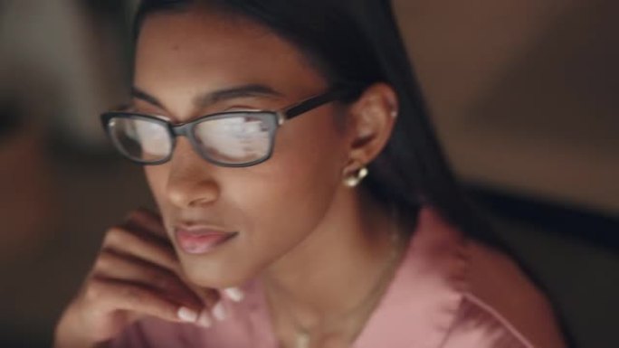 网页设计印度妇女与眼镜在晚上工作
计算机网站、创意办公策略和在线文档。创业公司的企业平面设计师女孩在
