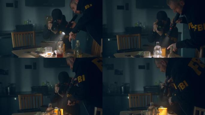 两名FBI探员用实物证据检查餐桌，并用专业相机拍下照片