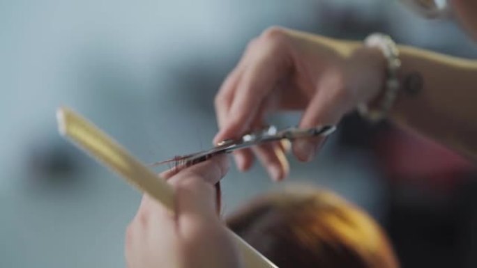 慢动作亚洲中国发型师女性在发廊为顾客理发