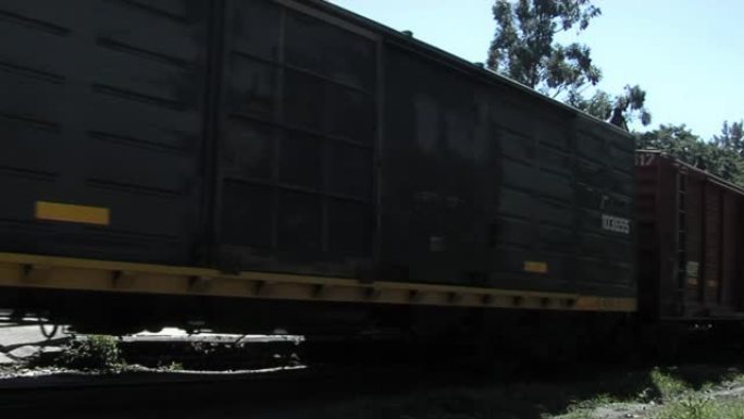 阿根廷圣达菲省贝尔格拉诺将军铁路上的旧货运列车。