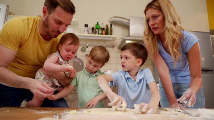 幸福的家庭一起做饼干