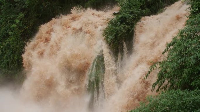 大雨后淹没了浑水