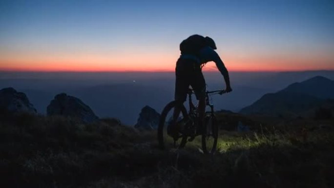 越野自行车下坡日落之后风景秀丽的山间小径，美丽的天空