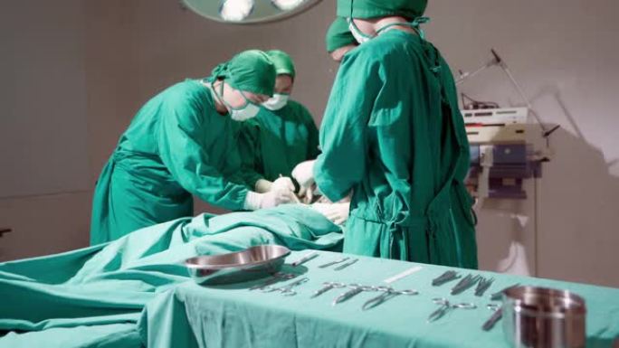 4K UHD多莉离开: 外科护士在手术室为外科医生准备手术设备。医院医疗保健概念。