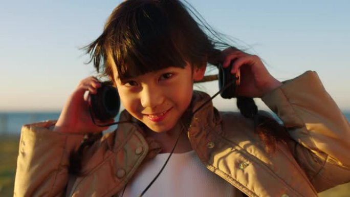 在日本旅行假期，暑假或幸福时，孩子，脸上的微笑和带耳机的音乐或音频播客。年轻的亚洲女孩，快乐的肖像和