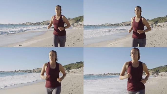 在沙滩上跑步，健身和带音乐或播客耳机的女人，运动动机和户外有氧运动。自然，沙滩上的波浪和跑步者，与训