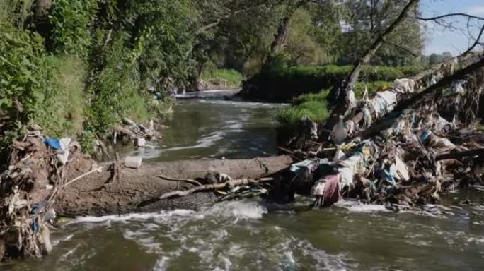 水污染。非洲水中可怕的塑料污染