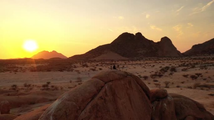 WS摄影师，在日落时分俯瞰沙漠的岩石地层上，非洲纳米比亚