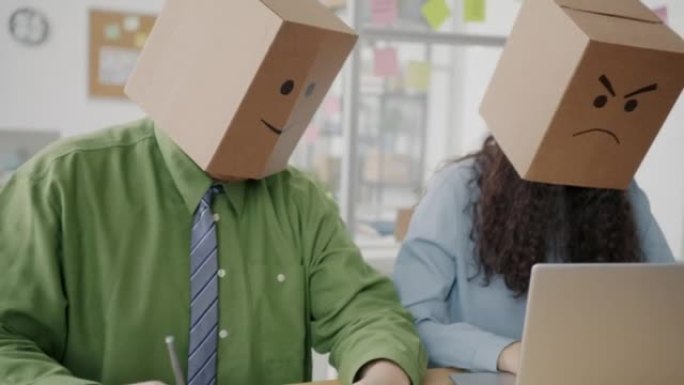 两名表情符号的员工在办公室一起工作感到幸福和悲伤