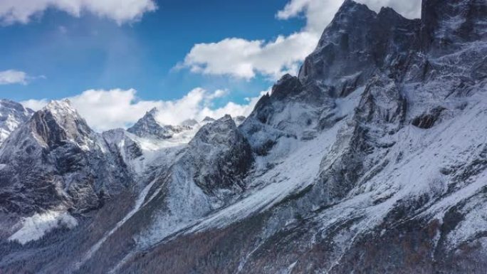 深秋的雪山和树木雪林雪景湖泊