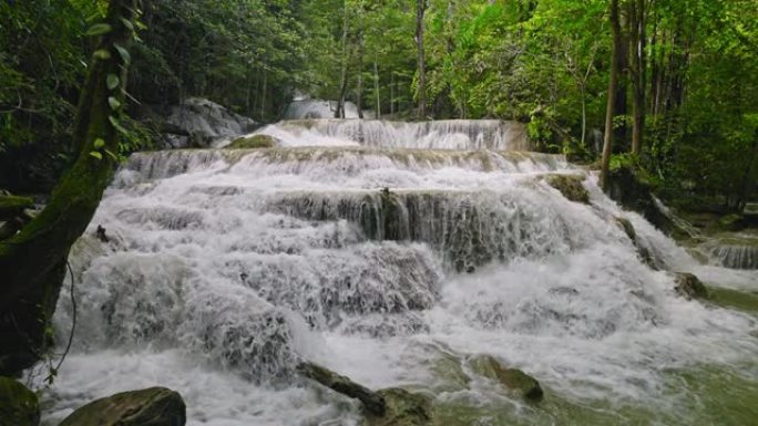 泰国国家公园的四面瀑布