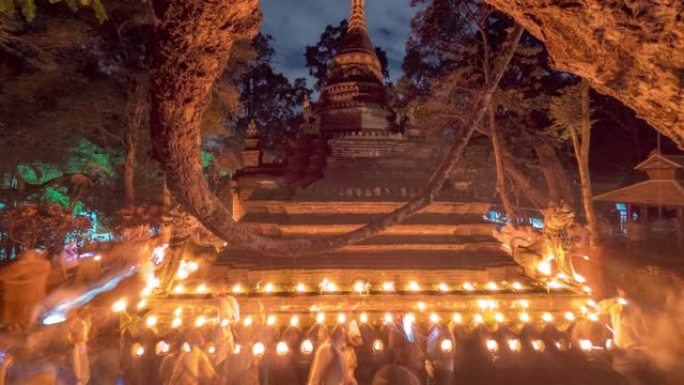 佛教大斋日黄昏时，古塔周围的延时蜡烛游行仪式