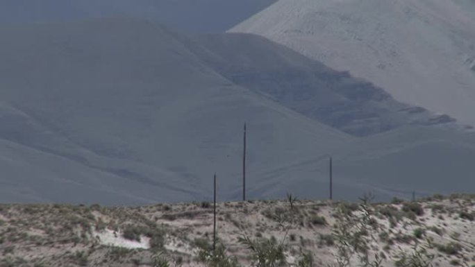 南美洲阿根廷卡塔马卡省，安第斯山脉附近的荒地上的电线杆。