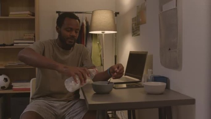 男人在碗里倒牛奶宣传片实拍视频素材