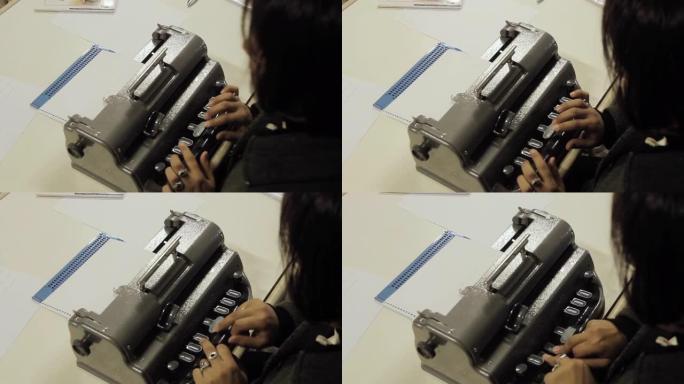 阿根廷一所盲人和视障儿童学校使用盲文打字机的女教师。特写。4k分辨率。