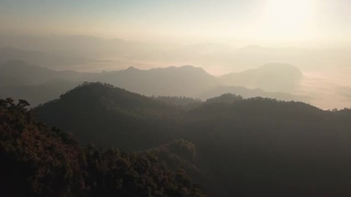 日出时云和山脉上方的鸟瞰图