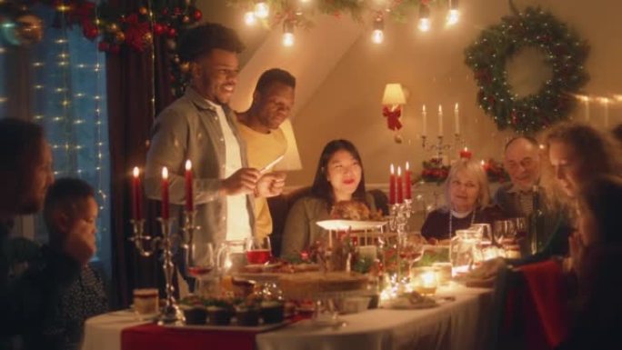 非裔美国人在家庭圣诞大餐中削减火鸡