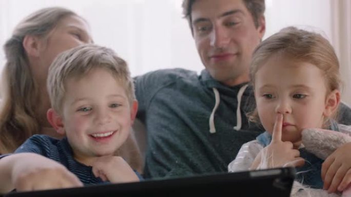 家庭幸福家庭在家使用平板电脑父母带着孩子在触摸屏设备上观看娱乐游戏学习一起玩乐4k镜头