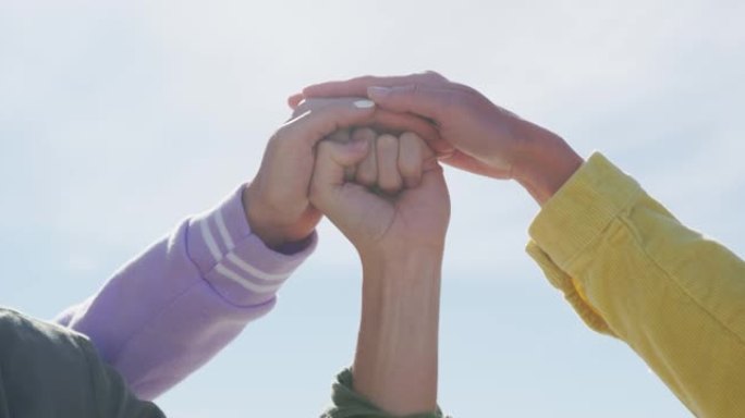 在海滩上合作的一群女性朋友