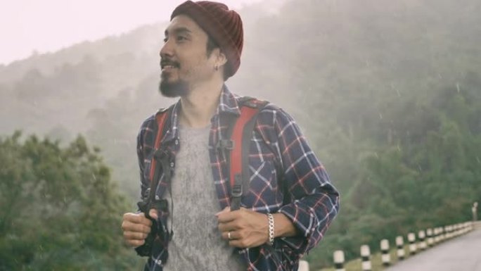 亚洲男性利用假期在森林徒步旅行。