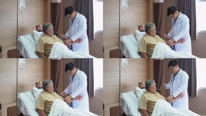 医生为一个躺在病房里的老年患者抽血。